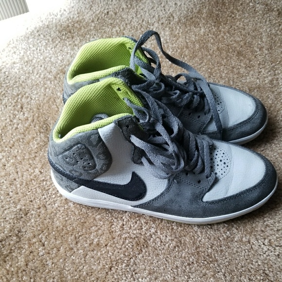 Nike Basketball Shoe - Picture 1 of 1